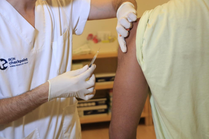 Un infermer administra la vacuna de la verola del mico a un home.