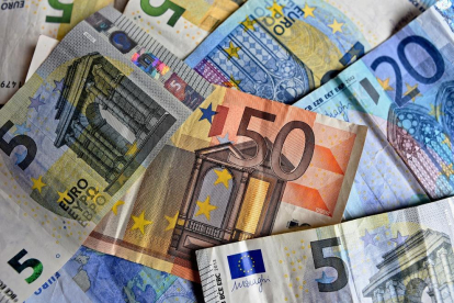 Imagen de archivo de billetes de euro.