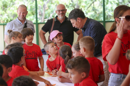 Imatge de la visita del conseller d'Educació, Manel Castaño, al Casal de l'Escola Sant Pere i Sant Pau.