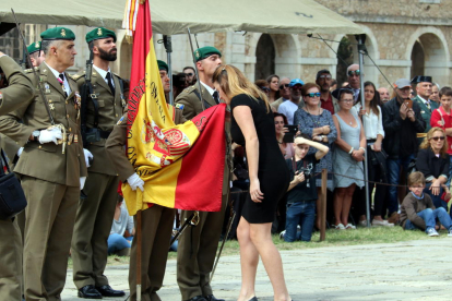 Una mujer a la jura de bandera que se celebró en el castillo de Figueres el año 2017.