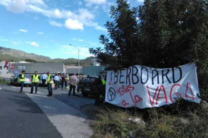 Treballadors, ahir, davant de l'empresa Iberboard, al terme municipal d'Alcover.