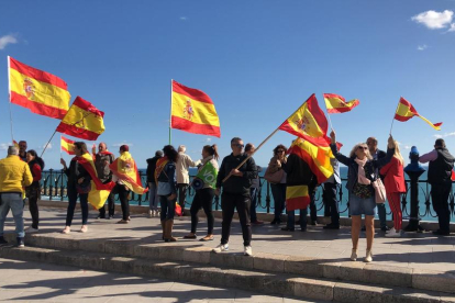Los manifestantes, con banderas españolas.