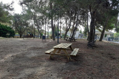 Imatge del nou espai de taules de pícnic que el consistori ha instal·lat als Pinars durant aquest estiu.