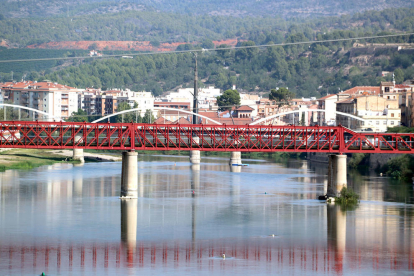 Pla general del riu Ebre amb el pont roig, antic pont de Renfe, el de l'Estat, i el monument franquista al fons. Imatge del 18 d'octubre del 2019