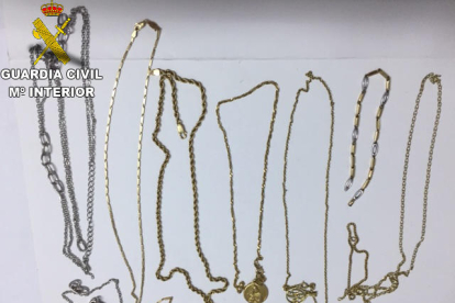 Detalle de las joyas recuperadas por la Guardia Civil