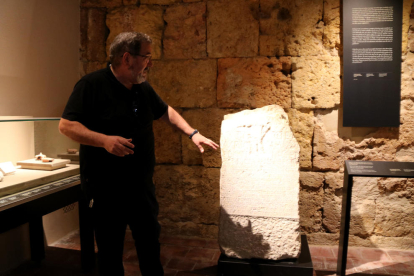 El director del Museu Diocesà de Tarragona, Andreu Muñoz, mostrando una de las piezas más importantes expuestas en la primera sala del equipamiento.