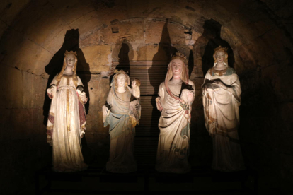 Figuras de vírgenes expuestas en la segunda sala renovada del Museu Diocesà de Tarragona.