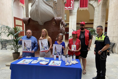 Imatge de la presentació de la campanya de conscienciació sobre la recollida dels excrements dels gossos a Tarragona.
