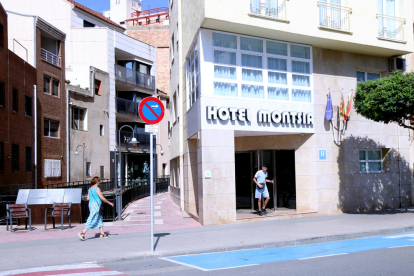Vista de l'accés principal de l'hotel Montsià, a l'avinguda de la Ràpita d'Amposta.