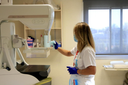 Una sanitaria desinfecta un mamógrafo antes de utilizarlo de nuevo para la criba o programa de detección temprana del cáncer de mama, en el Instituto Catalán de Oncología (ICO).