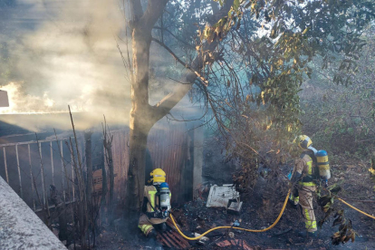 Imatge de l'incendi que s'ha produït a una barraca de Calafell.