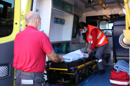Dues persones preparant una ambulància del TSC.