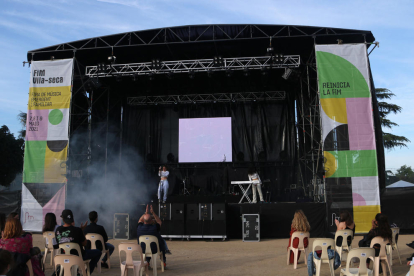 L'artista Ariana Becasis actuant a la FiM durant la 17a edició del certamen de música emergent i familiar de Vila-seca.