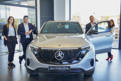 El equipo de ventas de Autolica Tarragona, durante la presentación en sociedad del vehículo.