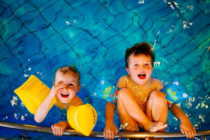 Imatge de dos germans a la piscina.