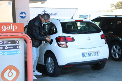 Un conductor posant benzina a Catalunya.