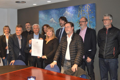 Pla general dels set representants polítics a Tarragona, amb tres membres de la plataforma la plataforma 'Mercaderies per l'interior', després de la signatura del compromís. Imatge del 6 de novembre del 2019