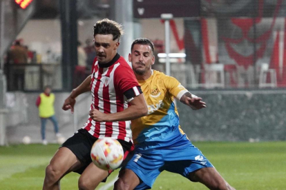 Joan Oriol lluitant contra el jugador basc Luís Bilbao.