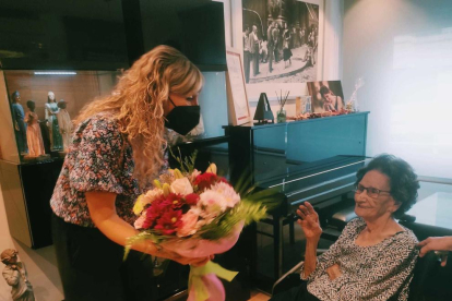 Imatge de la visita de la consellera a l'àvia centenaria Maria Tarragó Vidiella.