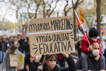 Una manifestante con una pancarta durante la protesta en Tarragona.