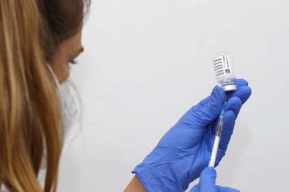 Una enfermera prepara una dosis de la vacuna de AstraZeneca.