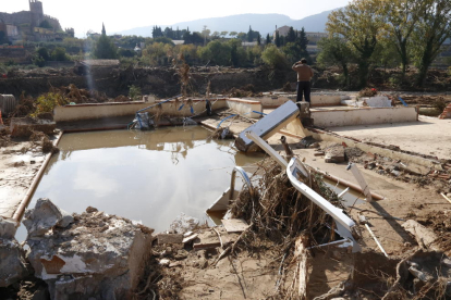 Pla obert d'un montblanquí que ha perdut completament una casa amb piscina que tenia en un marge del riu Francolí, sota el Pont Vell, per culpa de la riuada. Imatge del 29 d'octubre del 2019
