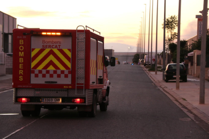 Un camió de Bombers al polígon industrial de Constantí durant l'activació de l'emergència del Plaseqta.