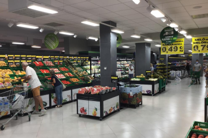 Imatge de la secció de fruites i verdures del supermercat reformat de Mercadona al carrer Manuel de Falla de Tarragona.