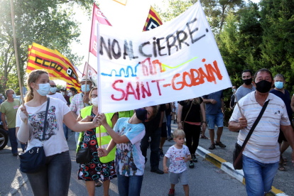 Imagen de archivo de una familia participando en una manifestación de trabajadores de Saint-Gobain.