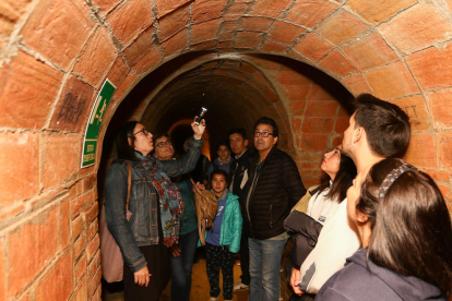 Algunos de los visitantes pasando por los pasadizos de la Patacada.
