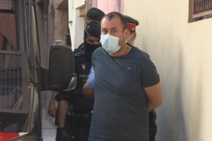 Un dels dos homes detinguts en un operatiu antidroga al centre històric de Valls.