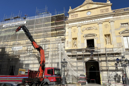 Imatge de la rehabilitació que s'està realitzant a la façana de l'Ajuntament de Tarragona.