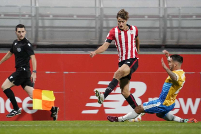 Joan Oriol defensant un atac del Bilbao Athletic.