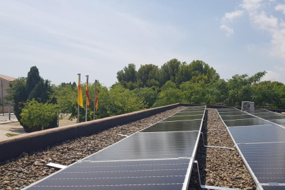 Imatge de la instal·lació de plaques fotovoltaiques als equipaments municipals de Mont-roig del Camp.