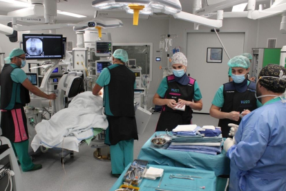 Imatge de la nova tècnica de l'Hospital Joan XXIII per operar les hèrnies discals lumbars.