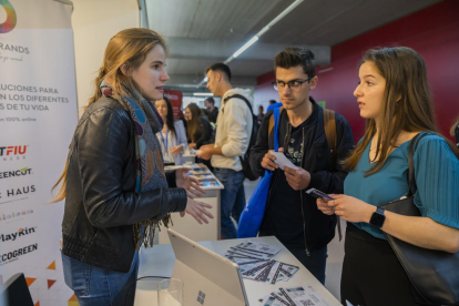 La Feria de la Empleo de la URV pretende poner en contacto los estudiantes con las empresas.