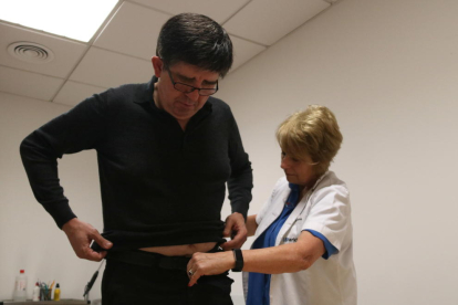Imagen de un paciente colocándose el cinturón con el STAT-ON