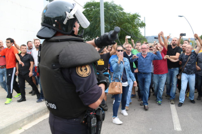 Un agent de la Guàrdia Civil ensenyant la porra als ciutadans que els increpaven per la seva actuació a Roquetes.