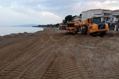 Imatge dels treballs de reposició de sorra a les zones més afectades pels temporals a les platges de Cambrils.