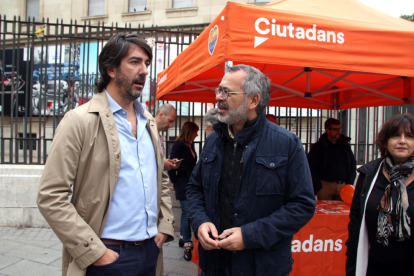 El cabeza de lista de Cs por Tarragona en el Congreso, Sergio del Campo, conversando con el diputado en el Parlament y concejal en Tarragona, Francisco Domínguez.