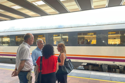 Andreu Martín, Sandra Guaita i més membres del grup municipal a l'estació de trens.