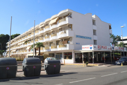 Exterior de l'edifici de l'avinguda Diputació de Cambrils on la Guàrdia Civil ha fet l'operatiu.