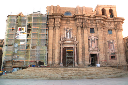 Fachada de la catedral de Tortosa con los andamios en la parte izquierda.