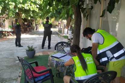 La Guàdia Urbana identificó una cuarentena de personas.