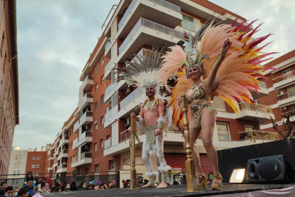 Imatge de la participació de la comparsa convidada de Vinaròs durant la Rua de l'Artesania al Carnaval de Tarragona d'aquest 2022.