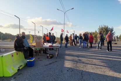 Pla general de treballadors aturats, en vaga indefinida, a l'exterior de l'empresa paperera Iberboard, a Alcover (Alt Camp), on es manté l'activitat completament parada. Imatge del 6 de novembre del 2019