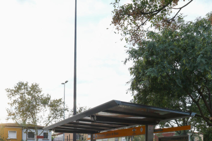 Jornet i Forner en la parada de autobús suprimida en septiembre.