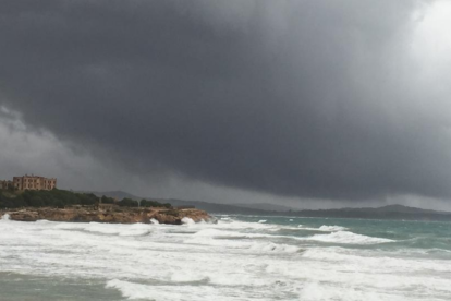 Imagen de una fuerte tormenta en el mirador de la platja el Arrabassada.