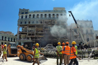 Cossos d'emergència treballen a la zona després d'una explosió a l'Hotel Saratoga, a la capital cubana.