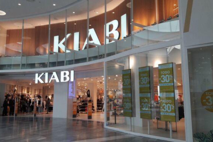 Imatge d'una botiga Kiabi en un centre comercial.